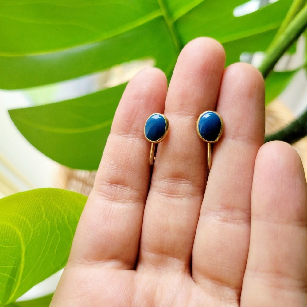 Vintage Pair of Dainty Blue Screwback Clip-On Earrings - Picture 6 of 8